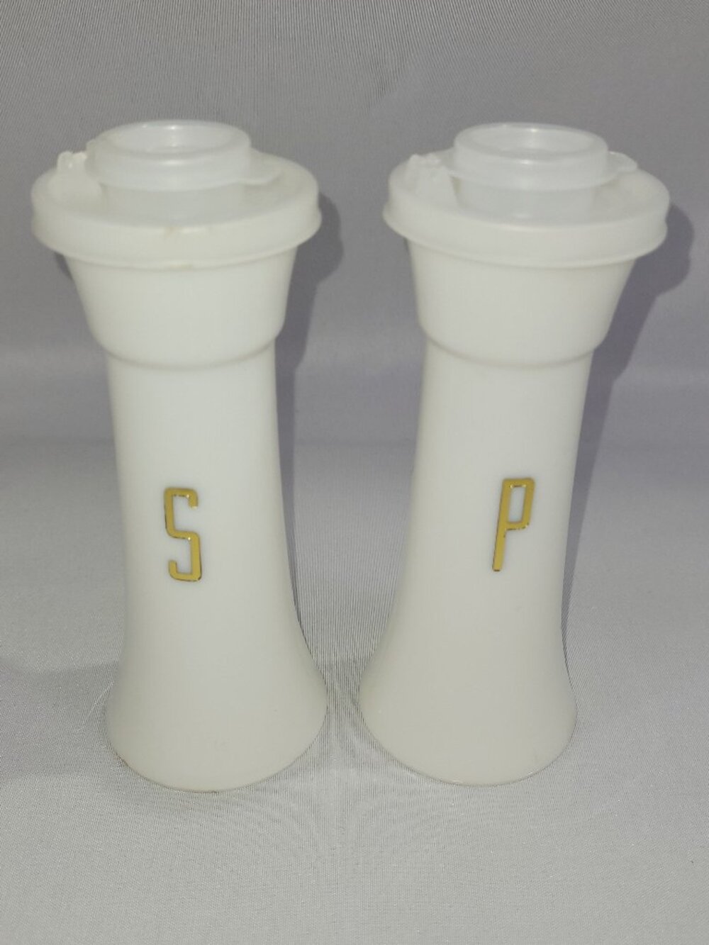 Tupperware Vintage Set 2 Salt & Pepper Spice Shakers Containers